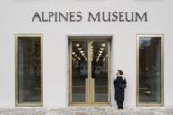 Unsere Autorin steht vor der neuen Eingangstür des Alpinen Museums in München