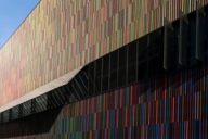 Blick auf die Fassade des Museum Brandhorst in München, bestehend aus 36.000 farbigen Stäben.