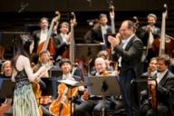Der Dirigent der Münchner Philharmoniker applaudiert der Solistin und Konzertmeisterin des Orchesters Naoka Aoki.