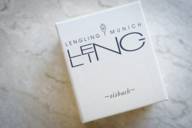 Auf einem weißen Karton in Leinen-Optik sind der Name der Münchner Parfümerie "Lengling Munich" und der Name des Parfums "eisbach" aufgedruckt.