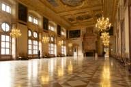 Der prunkvolle Kaisersaal in der Residenz mit Kronleuchtern und Deckenbildern