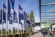 Mehrere Fahnen mit dem EXPO REAL Schriftzug wehen vor der Messe München.