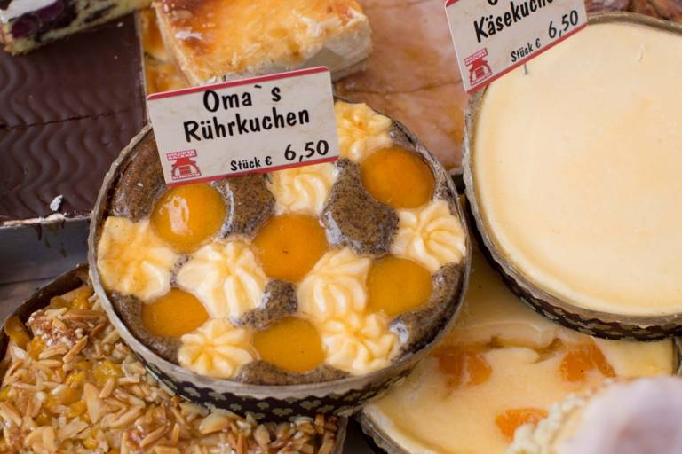 Omas Rührkuchen auf dem Wochenmarkt am Hans-Mielich-Platz in München.